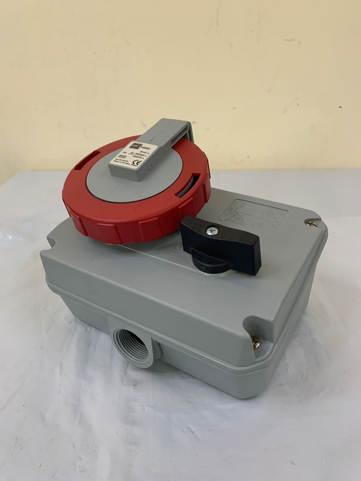 MK Electric / Switch Socket Horizontal Interlocked / K9362 RED / 32A | 380-415V