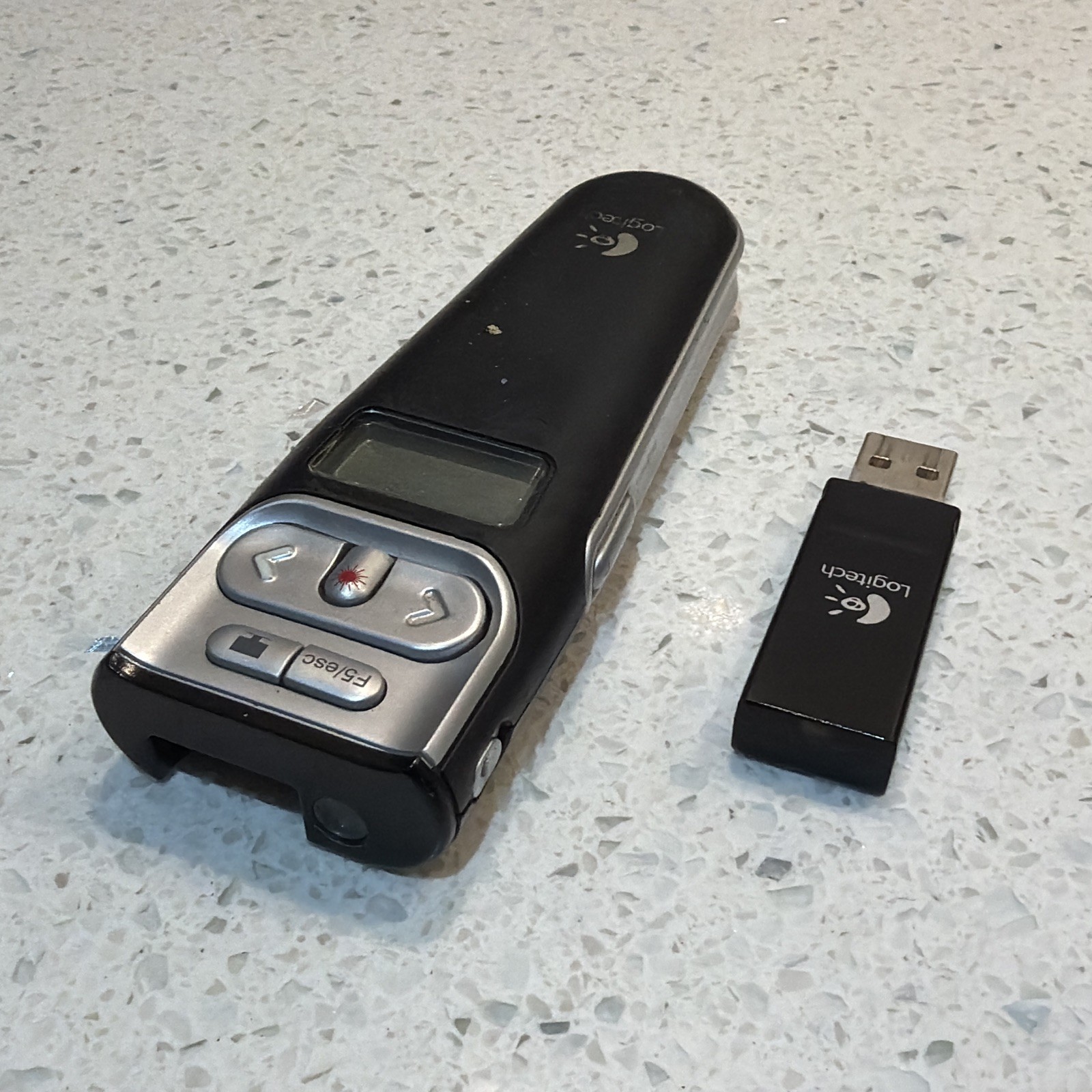 Logitech Cordless 2.4 GHz Presenter Laser Pointer R-R0001 timer, screen, USB-A