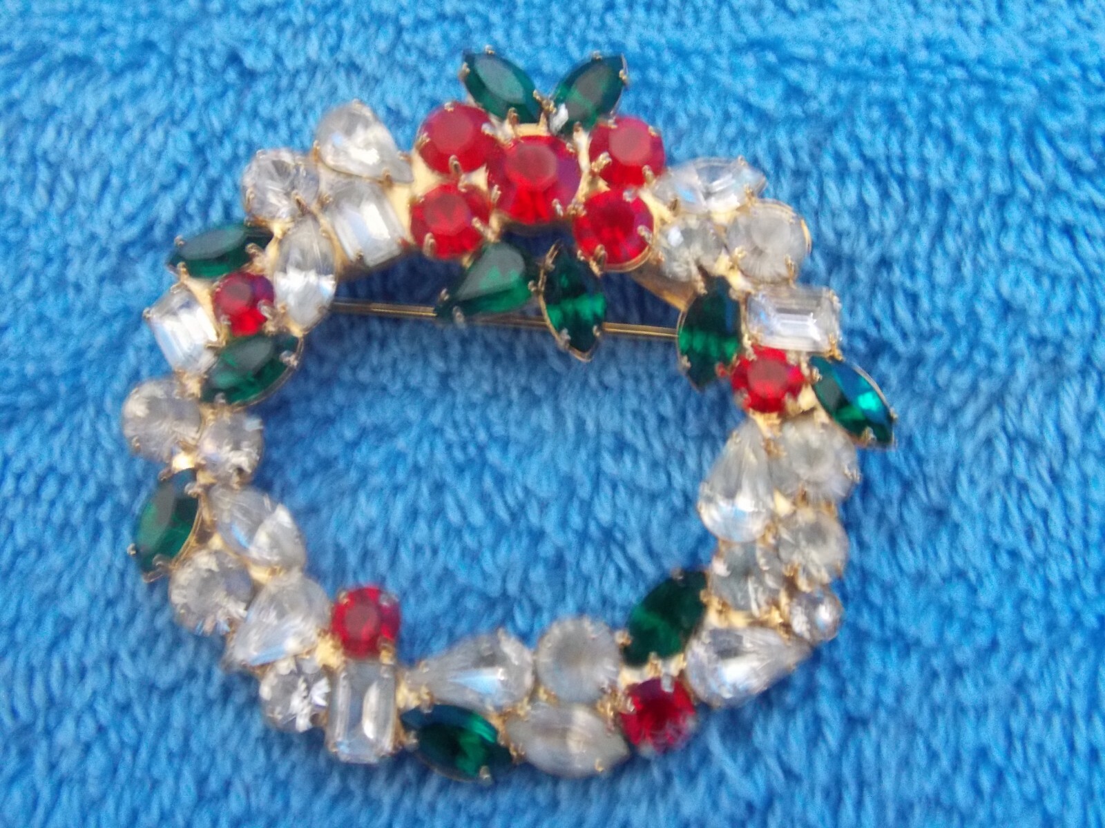 Christmas Wreath Reinstone Brooch Pin