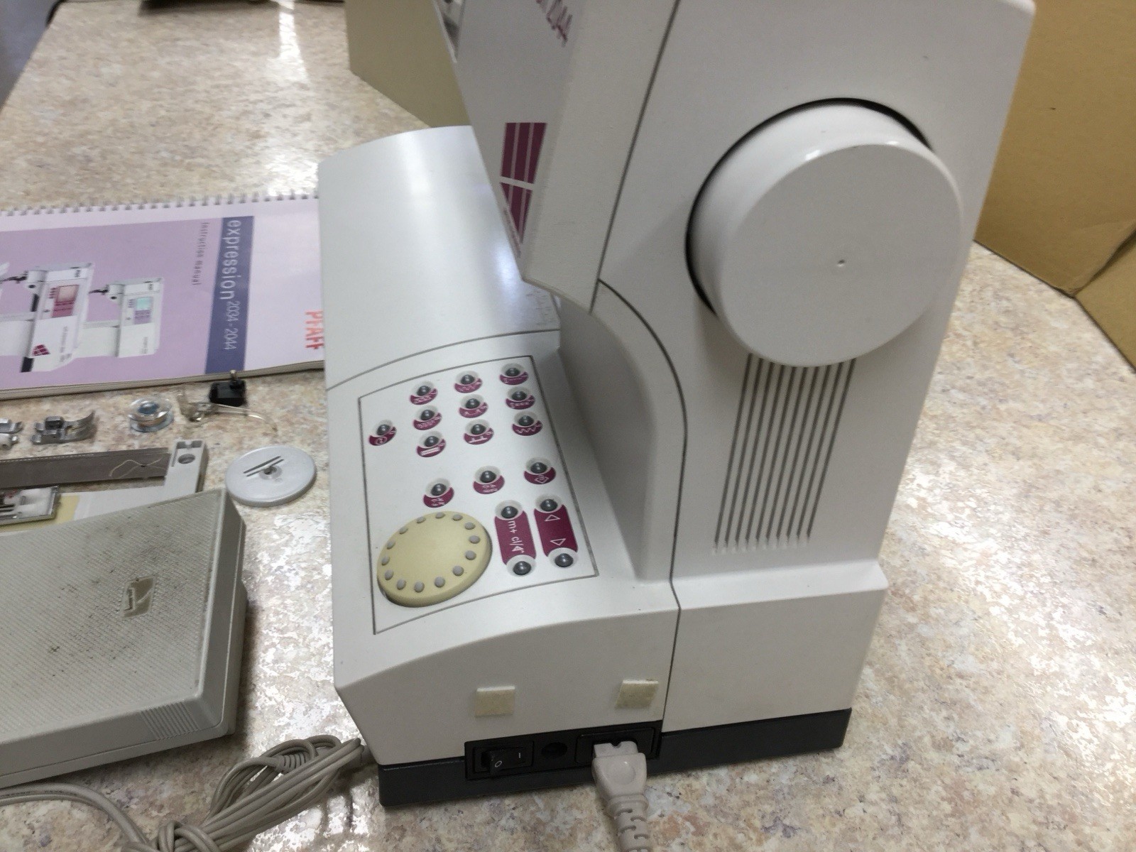 PFAFF Quilt Expression 2044 Sewing Machine