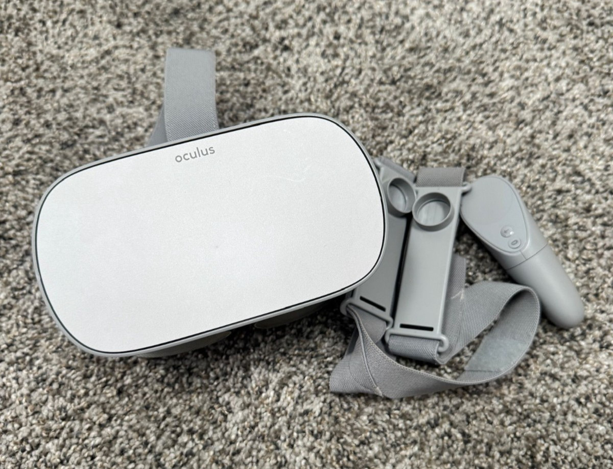 Oculus Go 64GB Standalone VR Headset w Controller Tested Working Gray