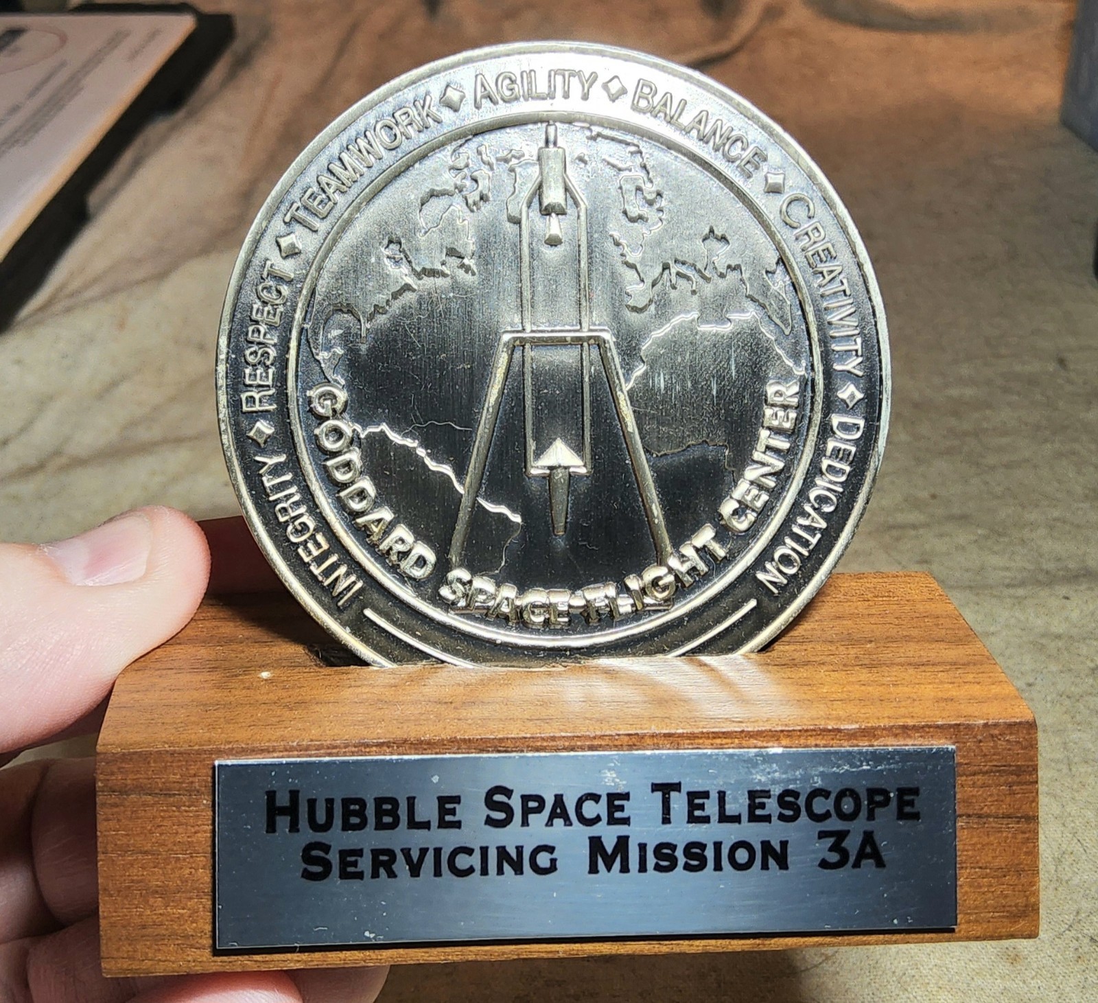 HUBBLE SPACE TELESCOPE SERVICING MISSION 3A VISION COMMEMORATIVE MEDAL IN STAND