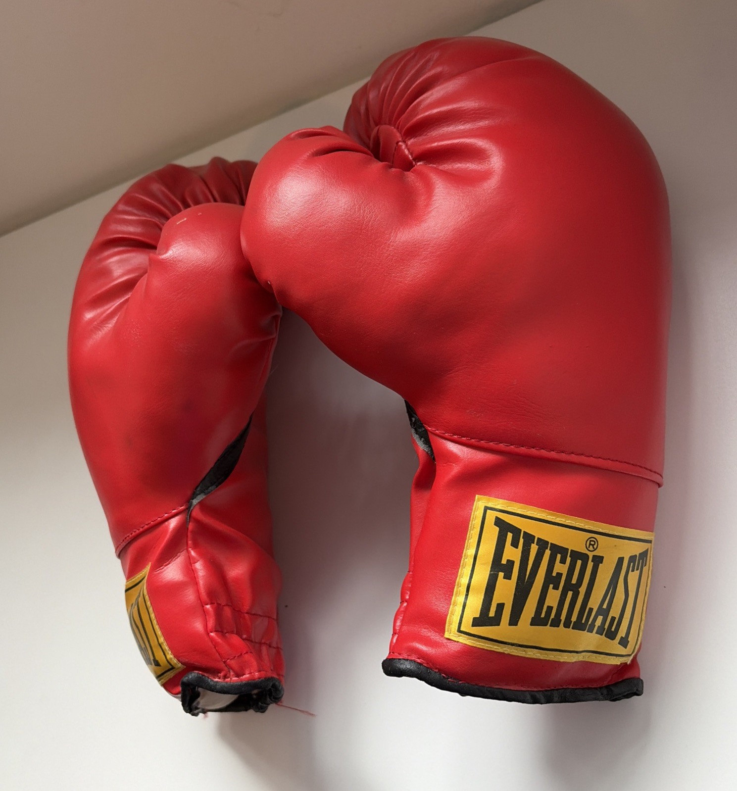 Everlast 16oz Laceless Boxing Gloves - Red