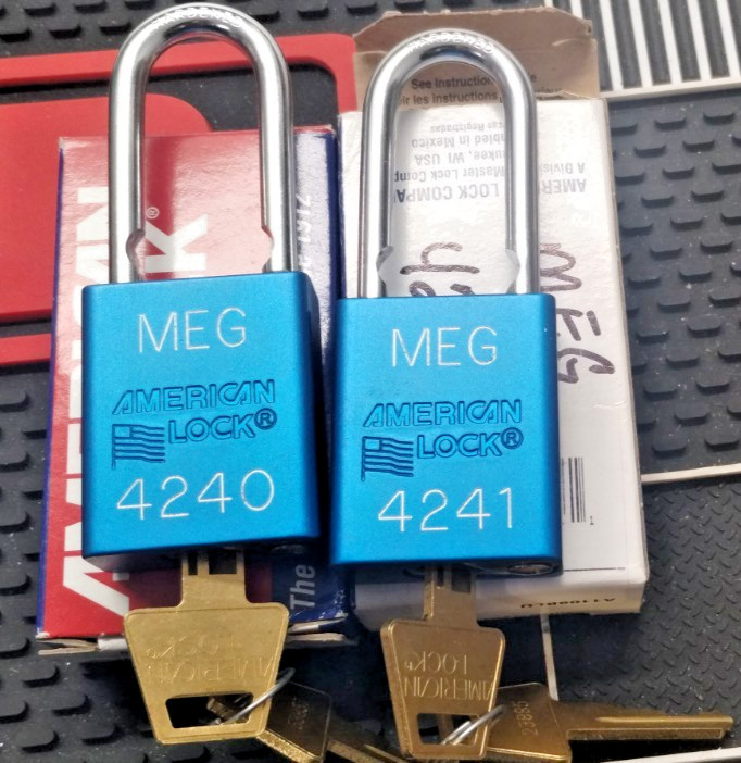 (1) American Lock 1100 Series A1106BLU Engraved With 2 keys