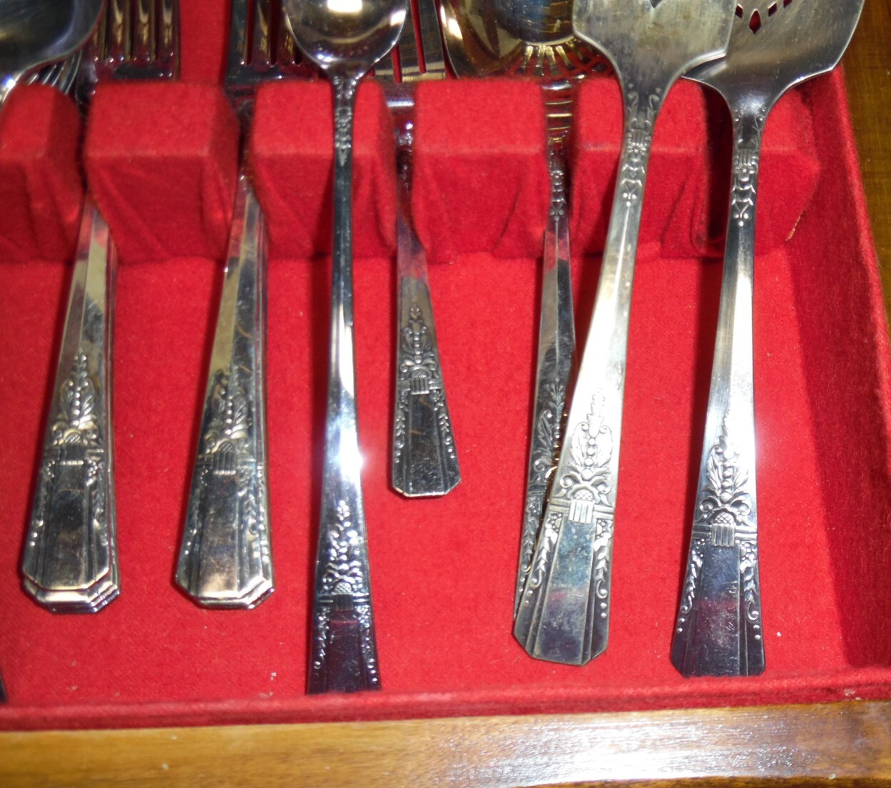 52 Pc Oneida Flatware Set - Debonair 1938