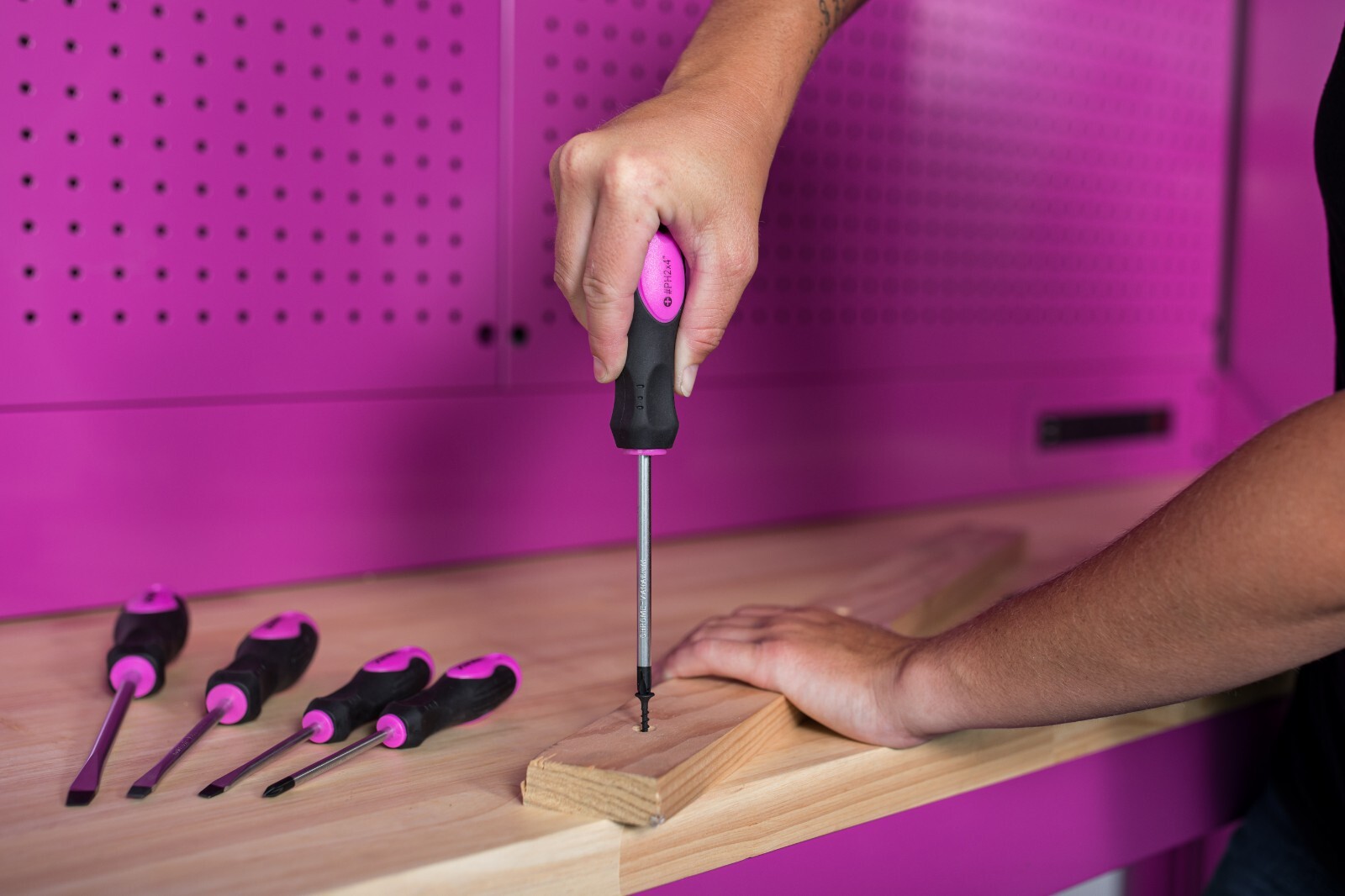 6-Piece Magnetic Screwdriver Set, Phillips & Slotted, Pink