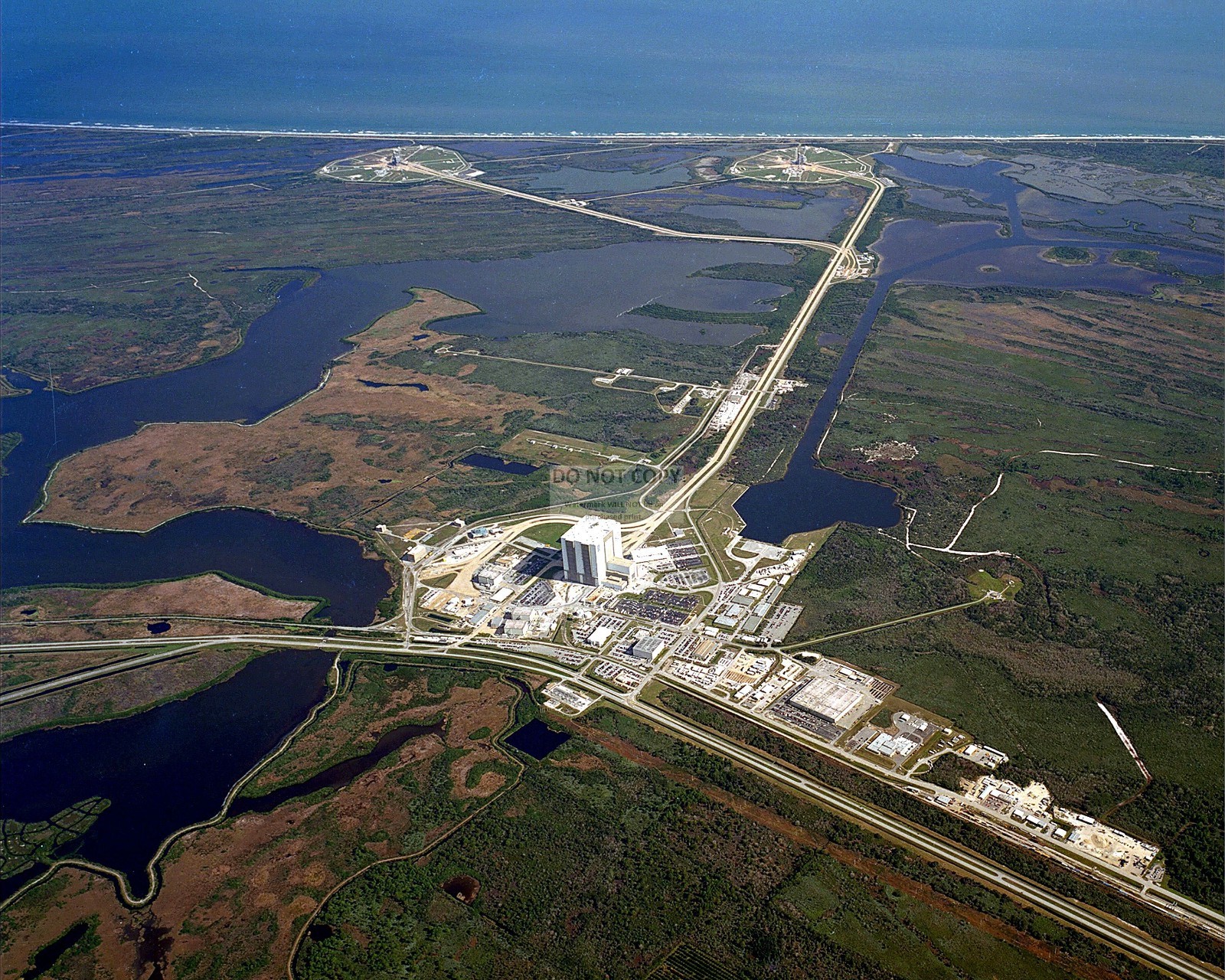 AERIAL VIEW OF LAUNCH COMPLEX 39 AT KENNEDY SPACE CENTER - 8X10 PHOTO (EP-177)