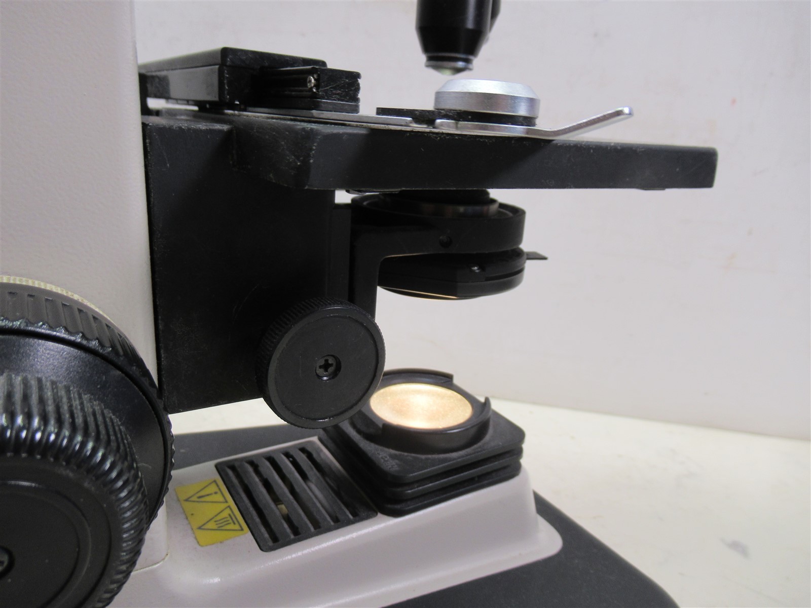Nikon YS2-H Binocular Microscope with 4 Objectives & 2 Eyepieces & Light Source
