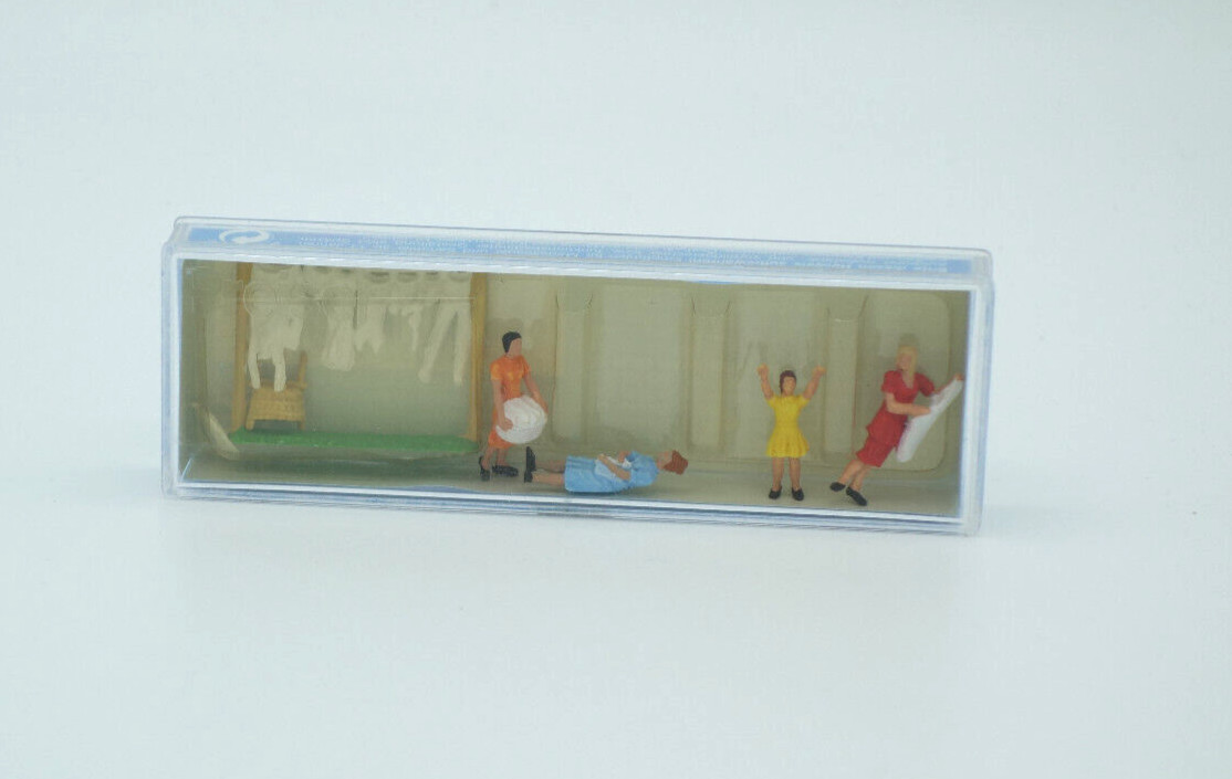 HO Preiser Figures 14050 Women Hanging Laundry  NOS