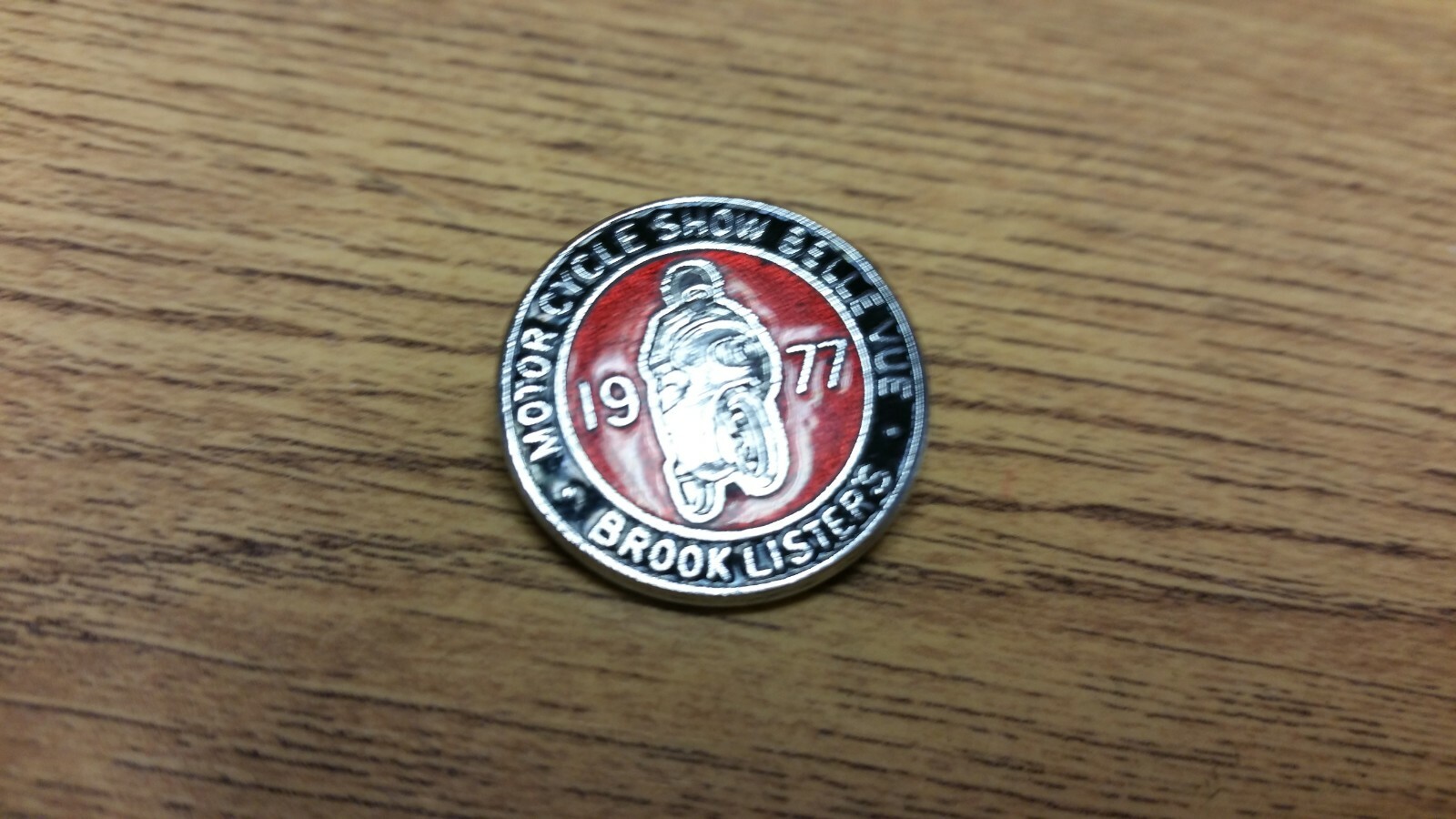 MOTORCYCLE PIN BADGE BELLE VUE 1977 BROOK LISTERS MOTORBIKE LAPEL BADGE - BG15