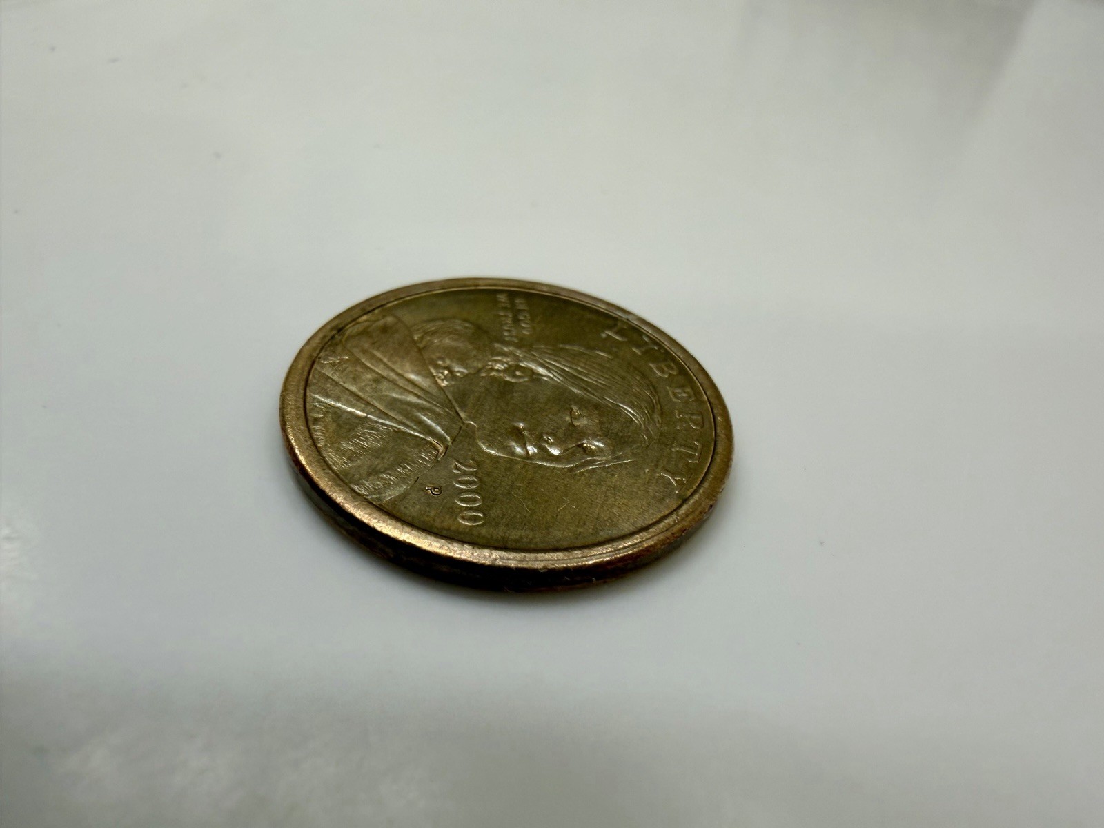 2000 P SACAGAWEA ONE DOLLAR COIN US LIBERTY GOLD COLOR.