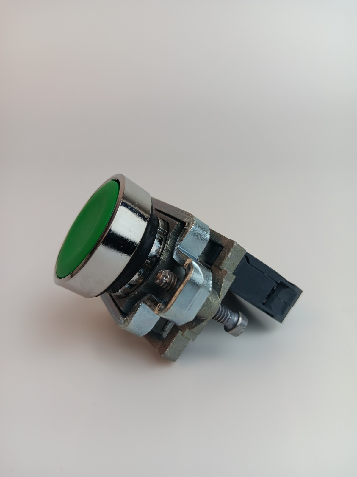 Schneider Harmony 22mm GREEN push button XB4BA31