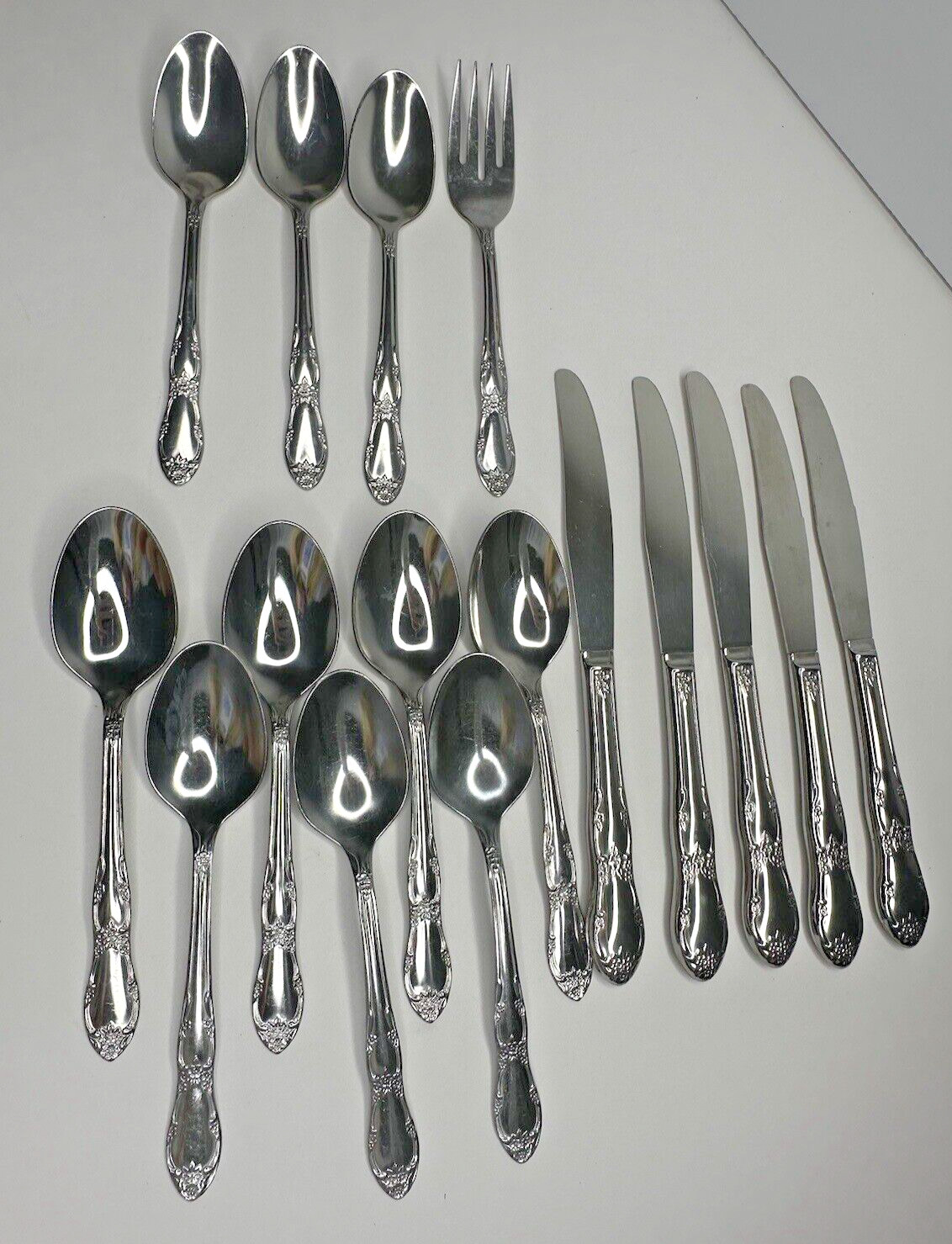 Rogers Oneida Fenway Daydream Stainless Flatware Set 16 Spoon Fork Knife