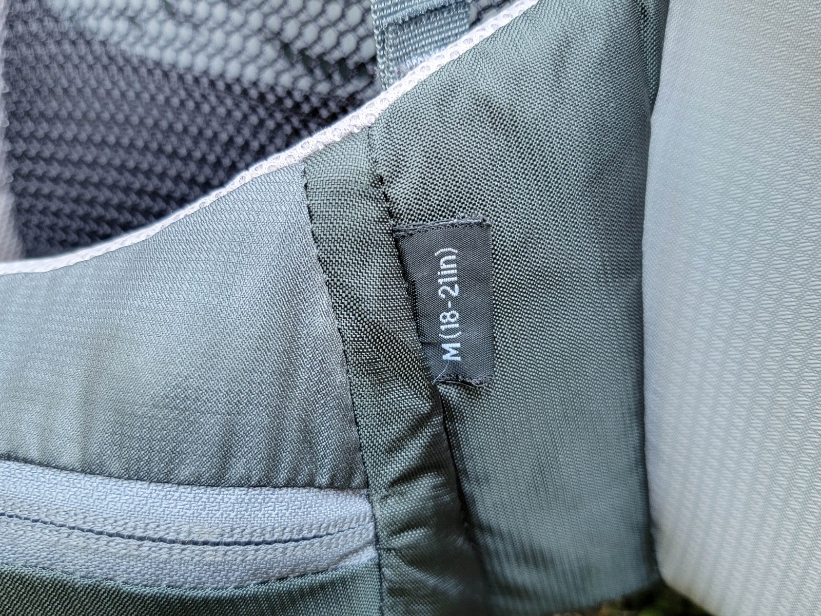 OSPREY Atmos 65 Internal Frame Green Gray Hiking 28" Backpack ~ Size Medium
