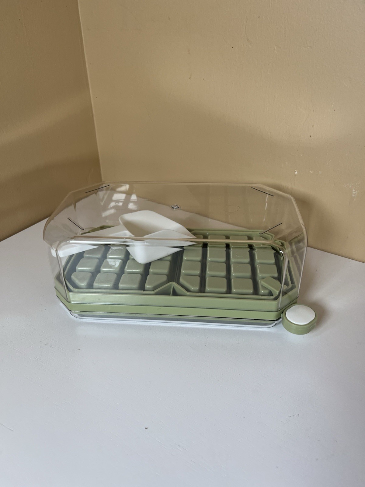 Plastic Ice Cube Tray / Storage Box / 32 Cubes W/ Scoop
