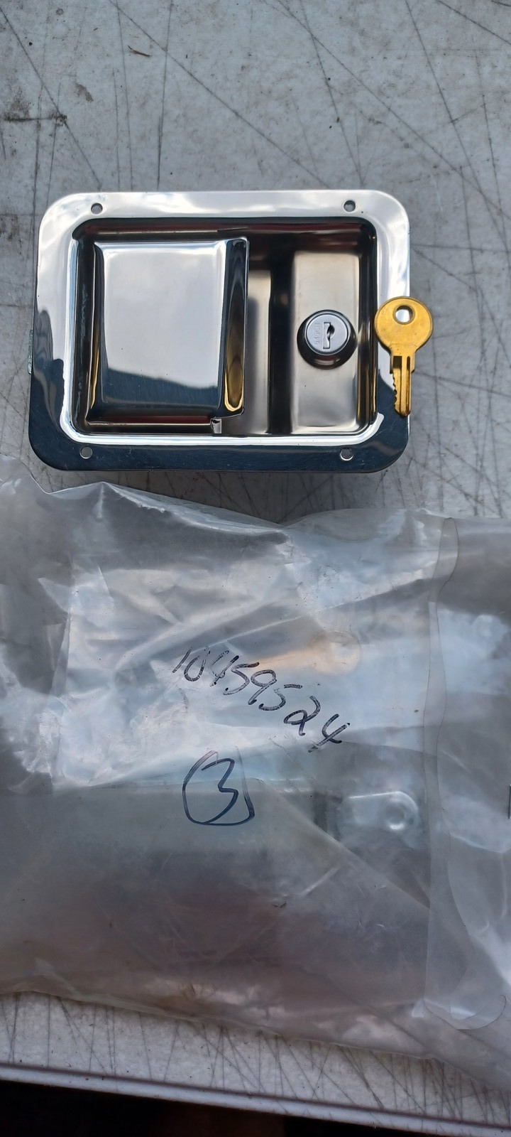 MISC CHROME PADDLE LATCH, W/ 545CH LOCKSET  AND  KEYS 702352