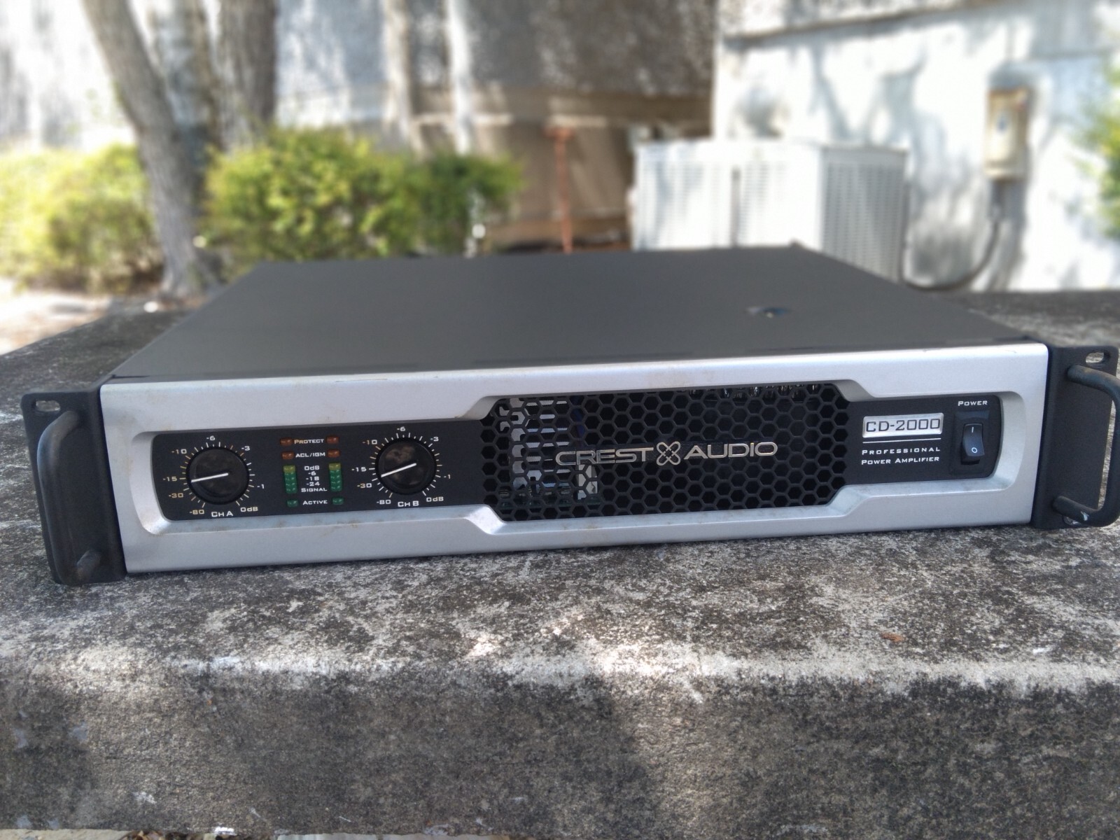 Crest Audio CD 2000 Professional Power Amplifier (2000 Watts)