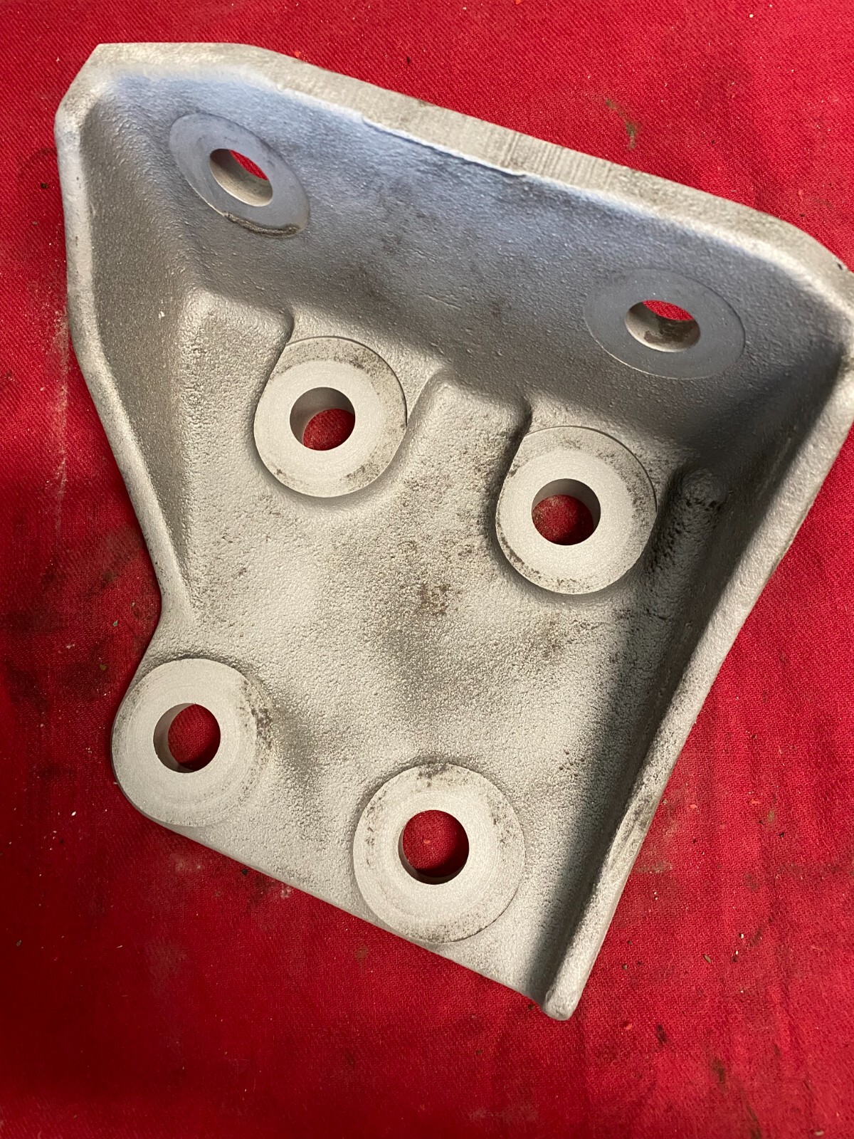 INTERNATIONAL BRACKET, RIGHT FRONT ENGINE MOUNT 1668262C2 NAVISTAR