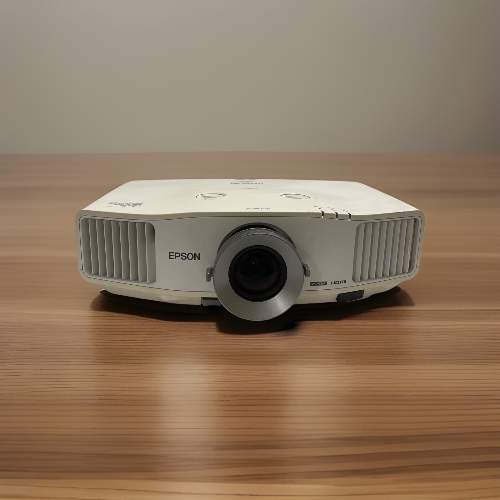 LOW HOURS Epson PowerLite G5200W Projector HDMI 4200 Lumens Home Office Outdoor