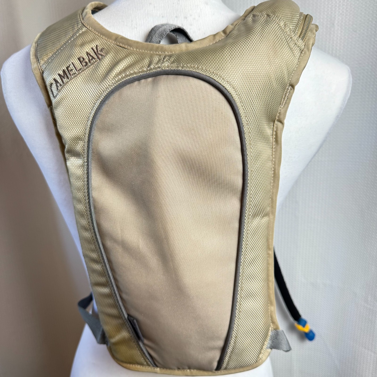 Camelback Snobowl Hydroback Hydration Hiking Backpack 32oz Bladder Tan in EUC