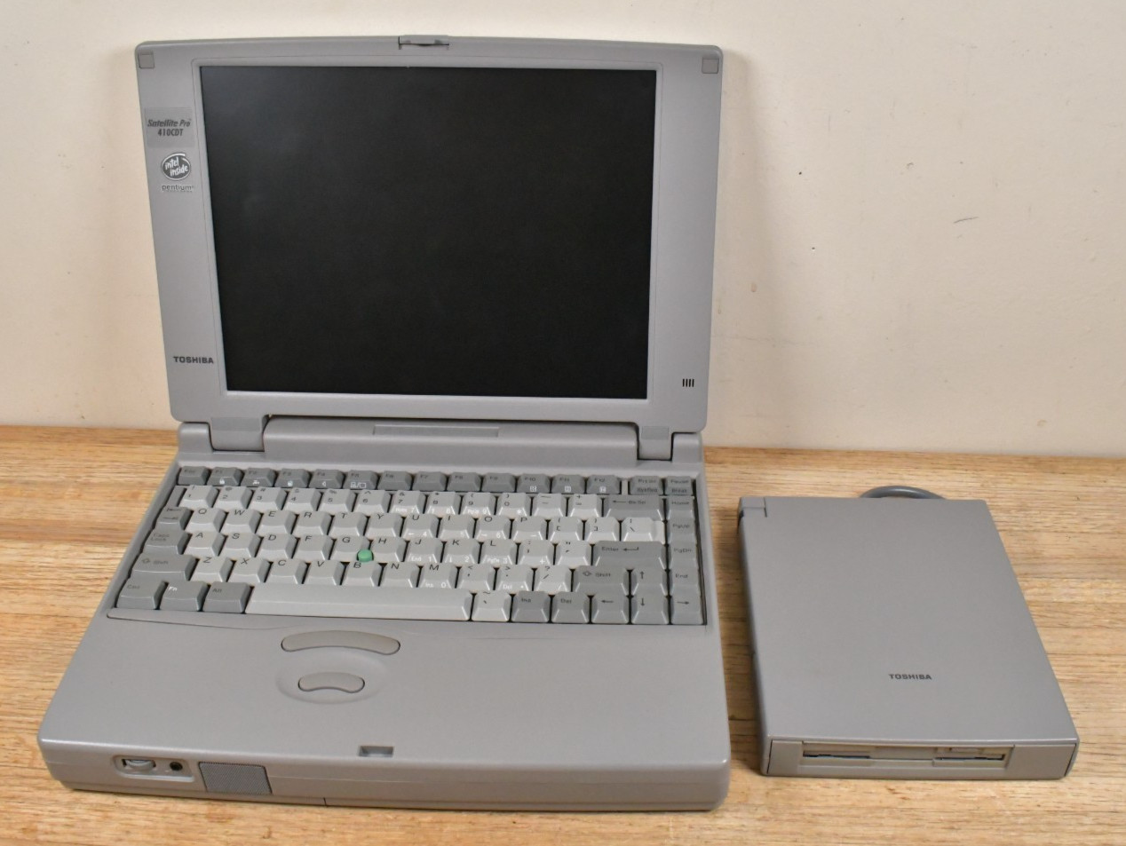 Vtg 1995 Toshiba Sattelite Pro Laptop 410CDT/810 with EX. Floppy Drive etc