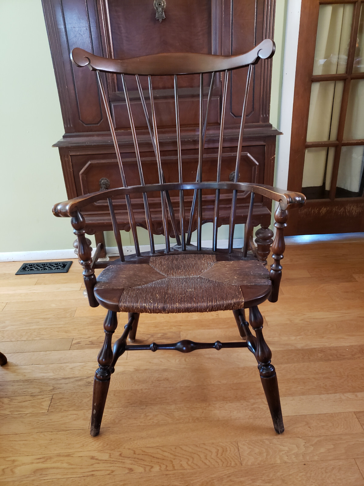 HH - Vintage Nichols & Stone Windsor Fiddle Captain Arm Chair with Rush Seat