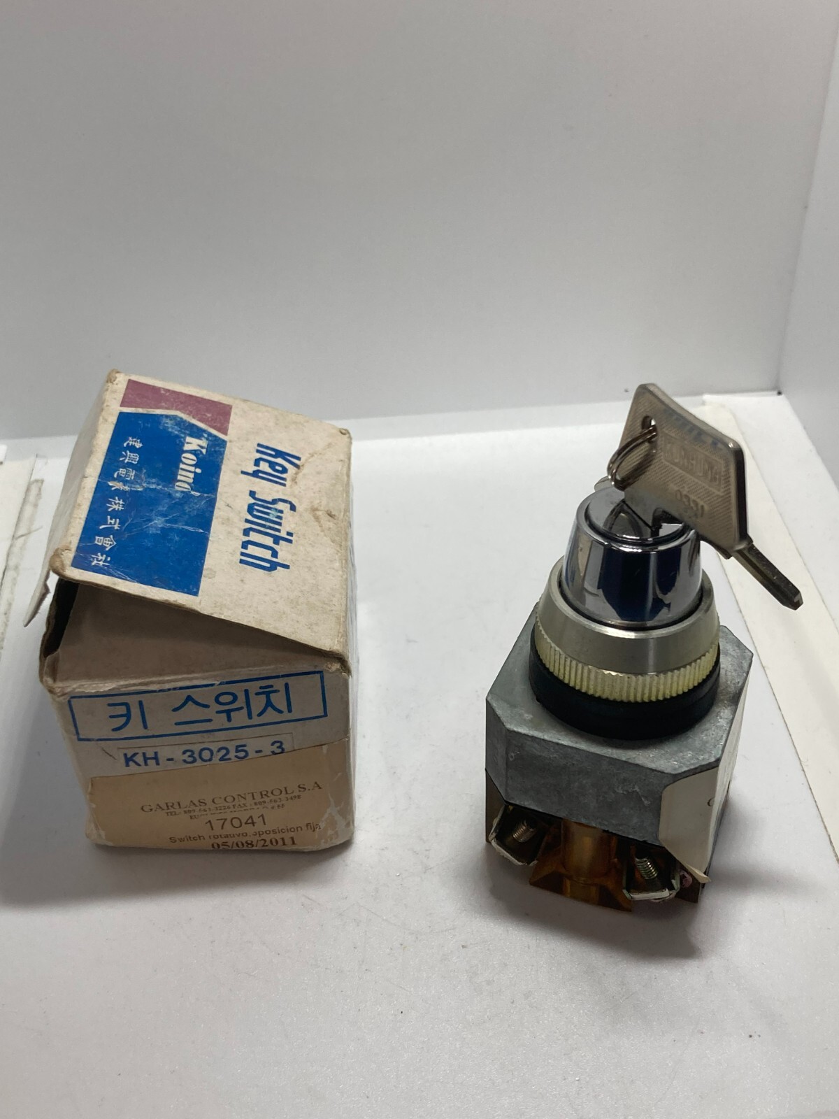 KOINO KH-3025-3 SELECTOR SWITCH KEYED 3-POSITION MAINTAINED 250VAC 6A NIB