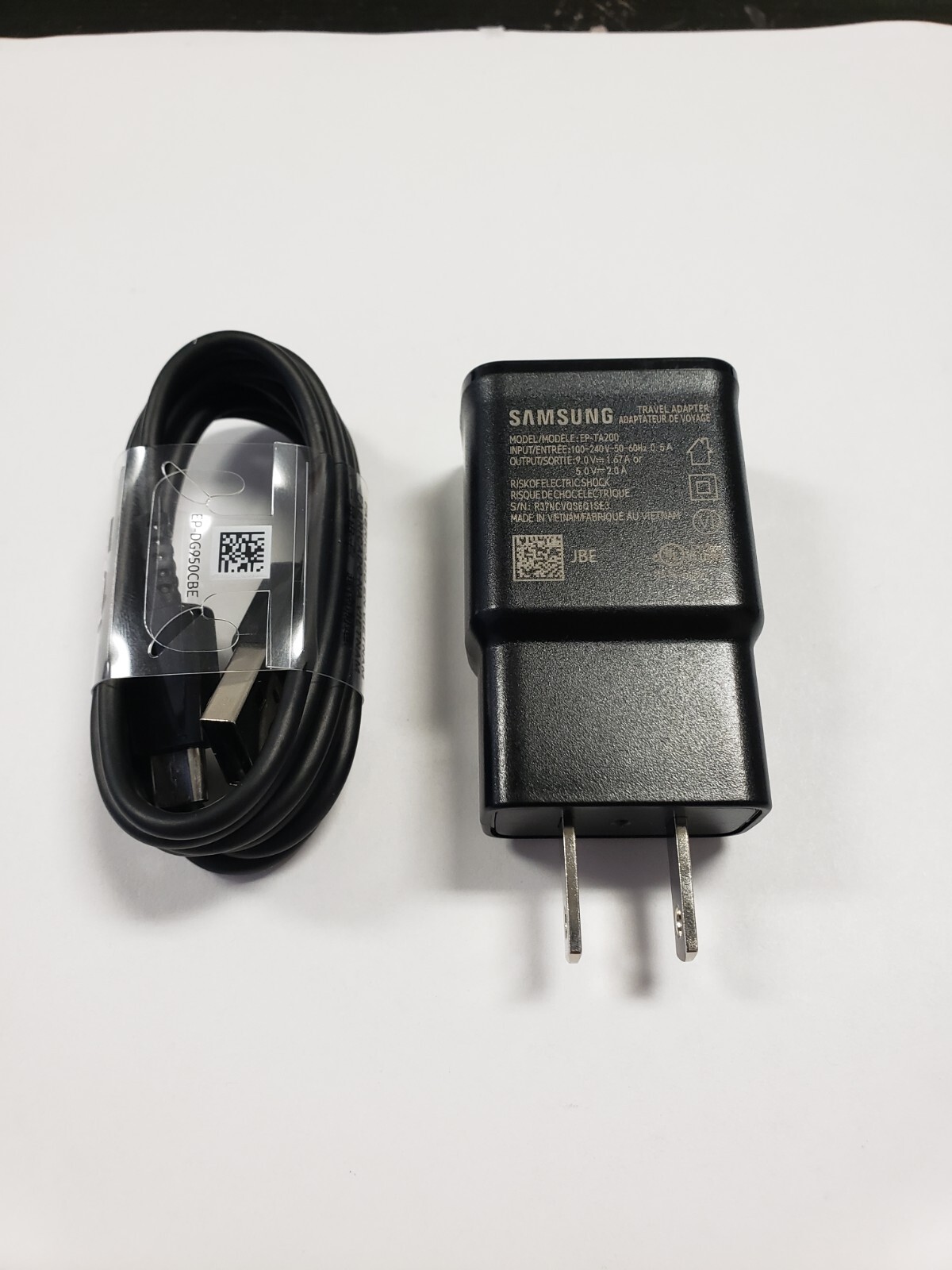 NEW Samsung EP-TA200 Fast Charge Travel Charger with USB-C cable  Black COLOR