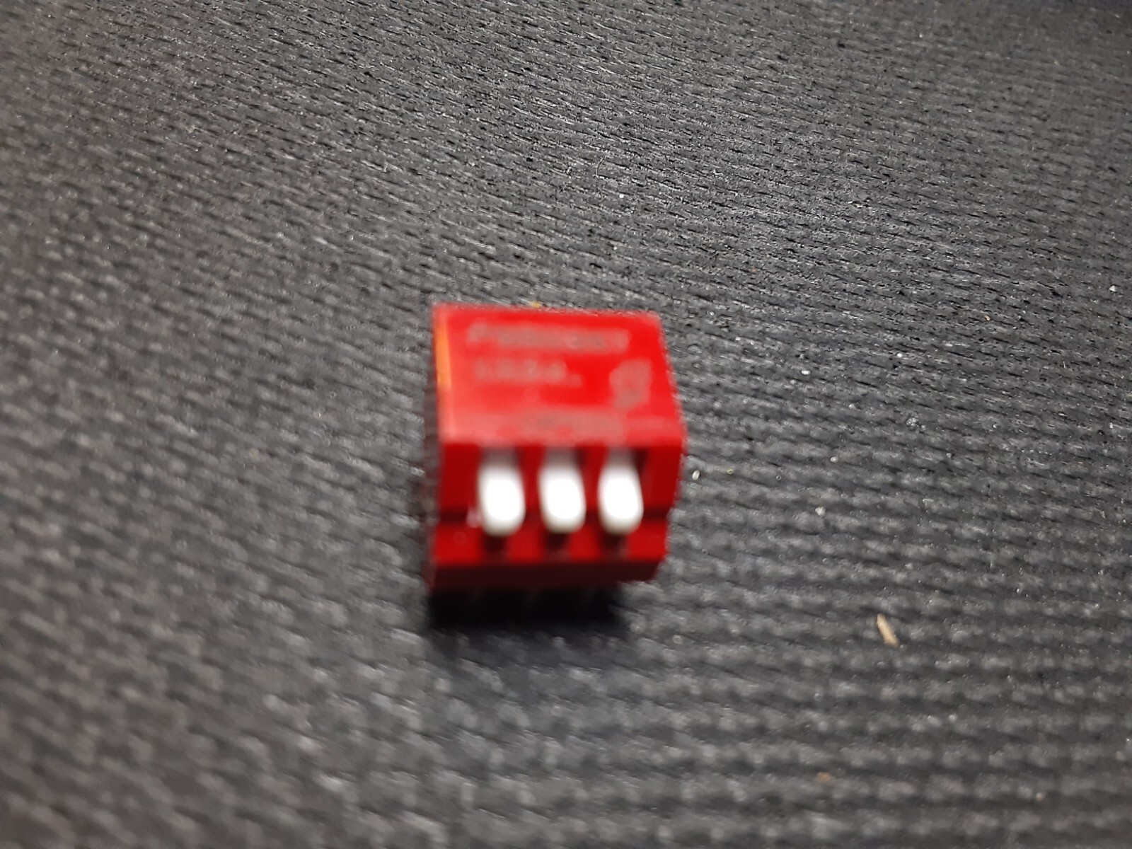 76PSB03ST Grayhill SWITCH PIANO DIP SPST 0.15A 30V 6 pin Leads 3 levers