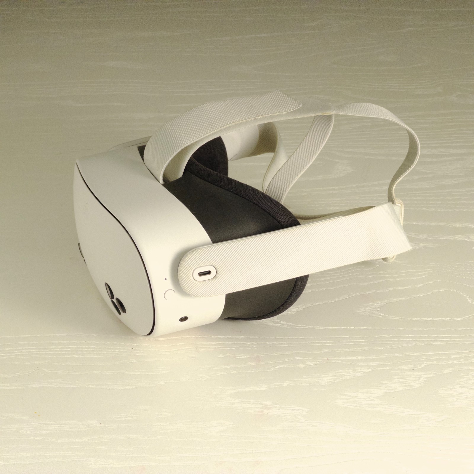Meta Quest 3S 128GB VR Headset with Controllers White - Batman Arkham Shadow ver