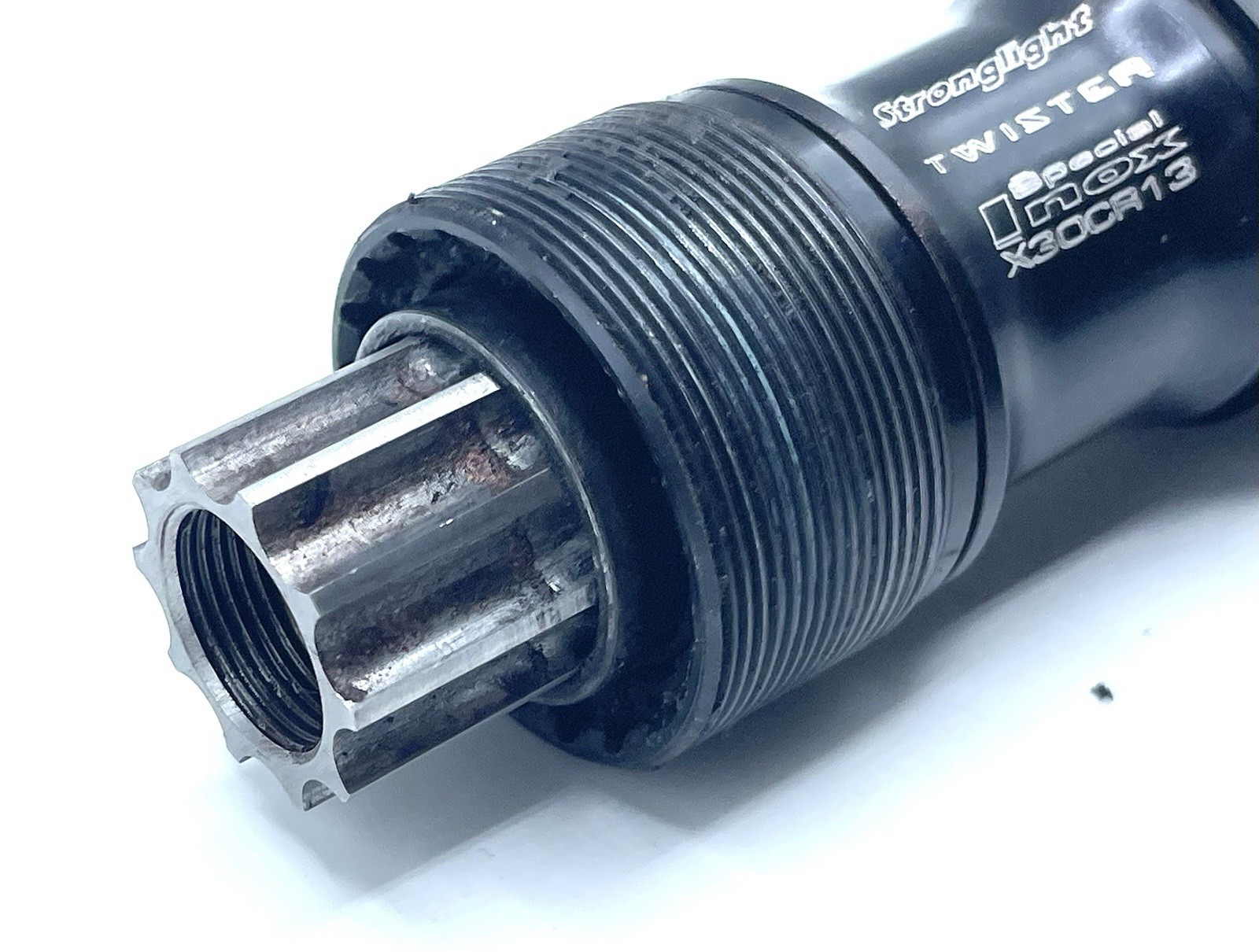 Stronglight Twister Bottom Bracket English Threaded ISIS Drive