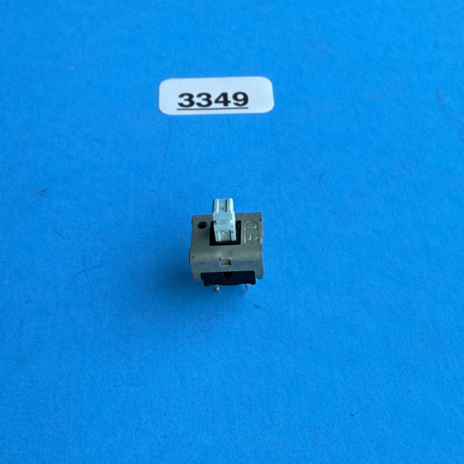 [FRS] YAMAHA EMX620 Mixer OEM Part: Digital Effect ON/OFF Switch Bush Button