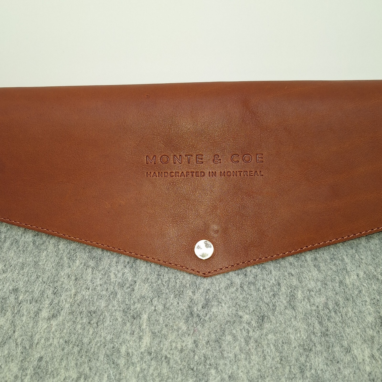 Monte & Coe Handcrafted, Laptop Folio 15.5 in. Wool, Warm, Leather, Gold Snap