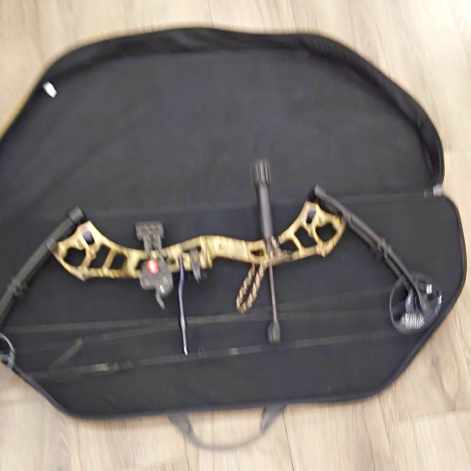 PSE Stinger Right-Hand Compound Bow 70lb 30in Draw Camo/Black w/ Sight Case