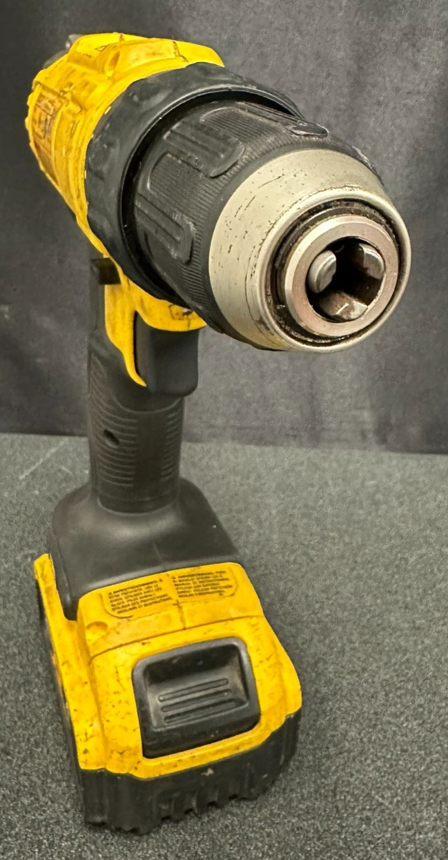 DEWALT 20V Compact Drill/Driver DCD771 W/ Battery FREE SHIPPING