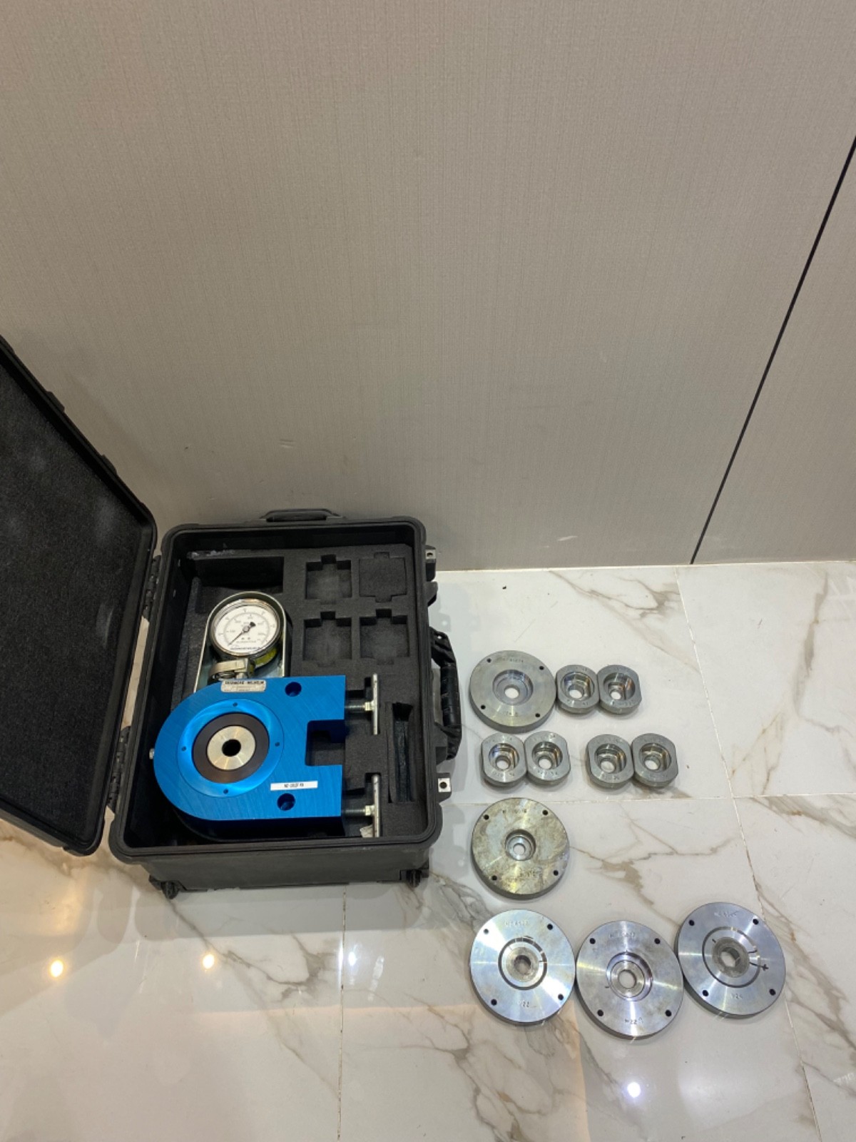 Skidmore Wilhelm Model MZ Bolt Tension Calibrator 550 kilonewtons w/ Test plates