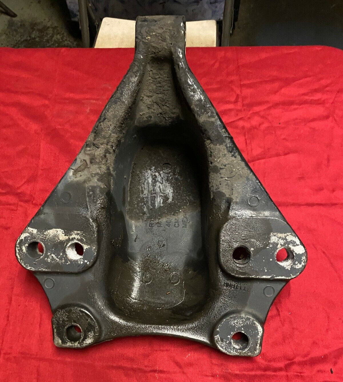 USED: Freightliner Cascadia REAR SPRING HANGER R16 14031 000
