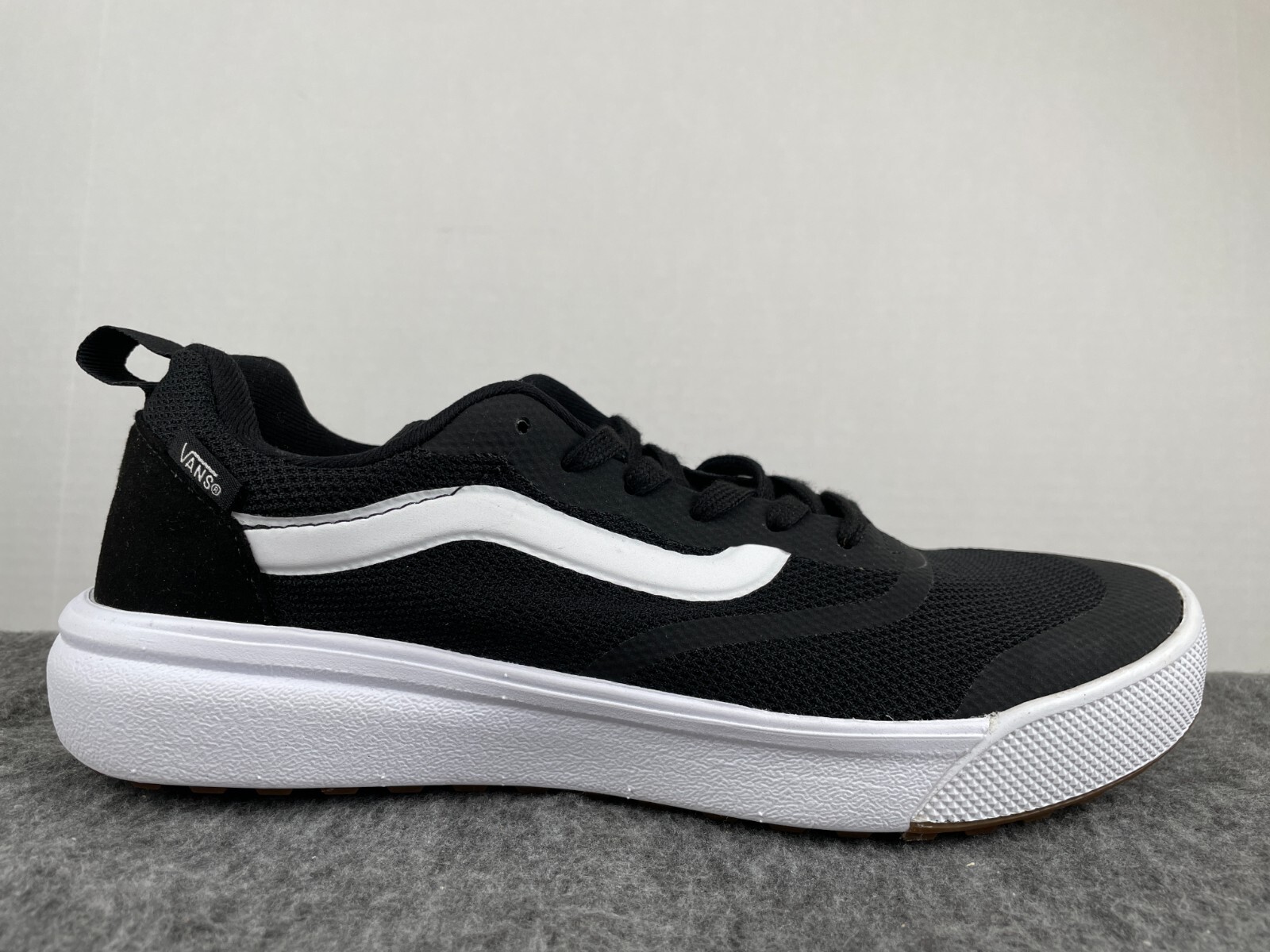 VANS UltraRange Rapidweld Black/White Running Shoes VN0A3MVUY28 Women's Sz 7 NWT