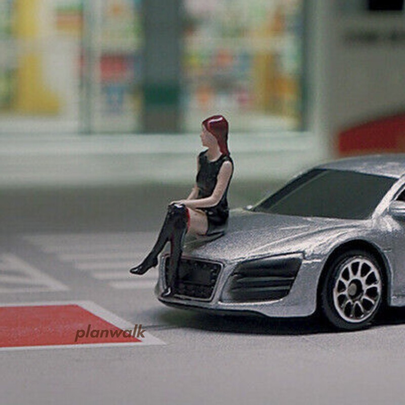 2PC Painted Figures 1:64 Scale Fashion Car Model Miniatures Girls Sand Table