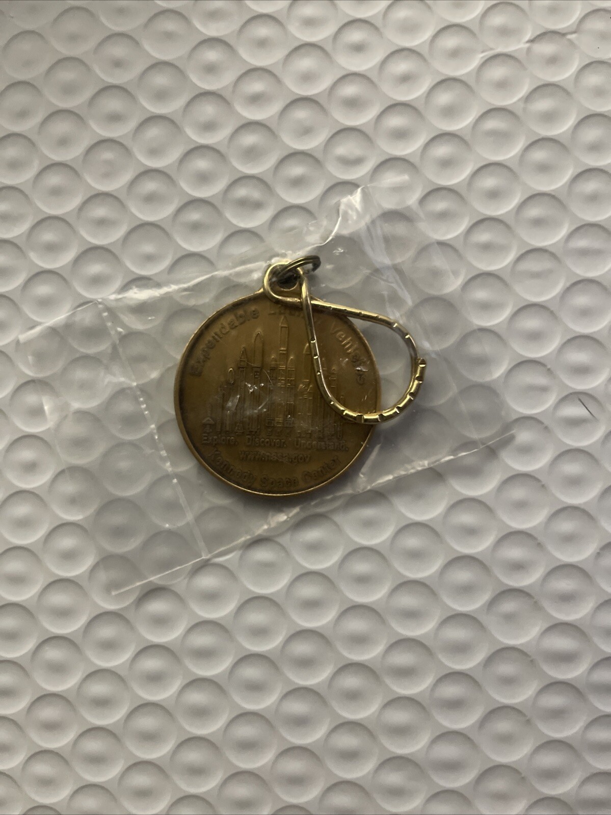 NEW / SEALED LAUNCH SERVICES PROGRAM NASA KSC COIN Key Ring Expendable Vech.