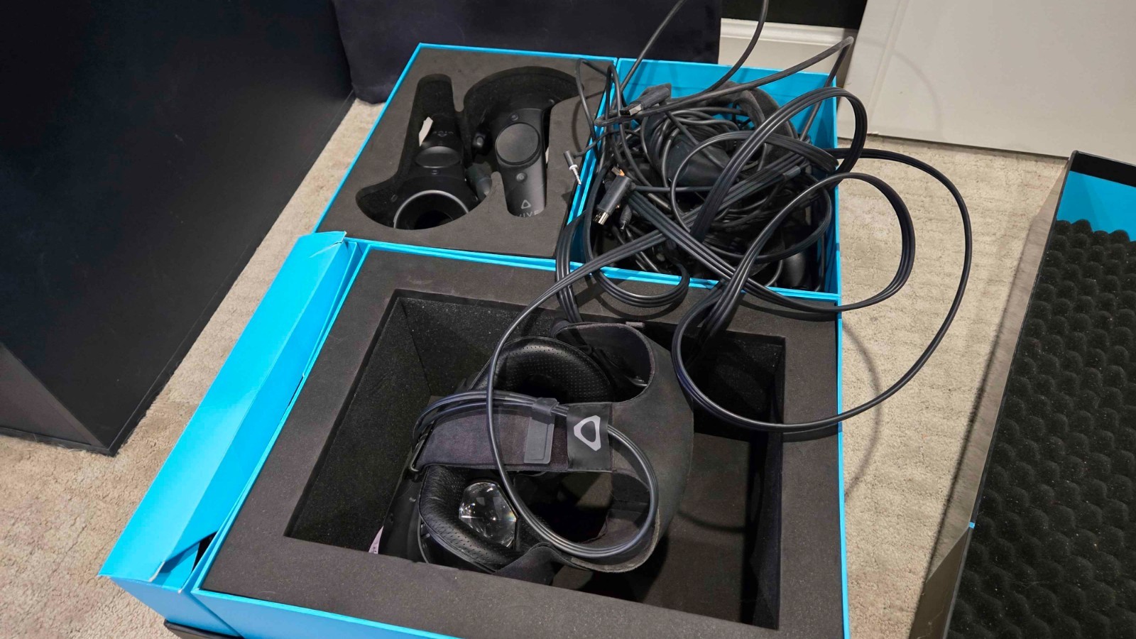 HTC Vive VR Headset Complete Set Full Kit System Steam VR PC Virtual Reality