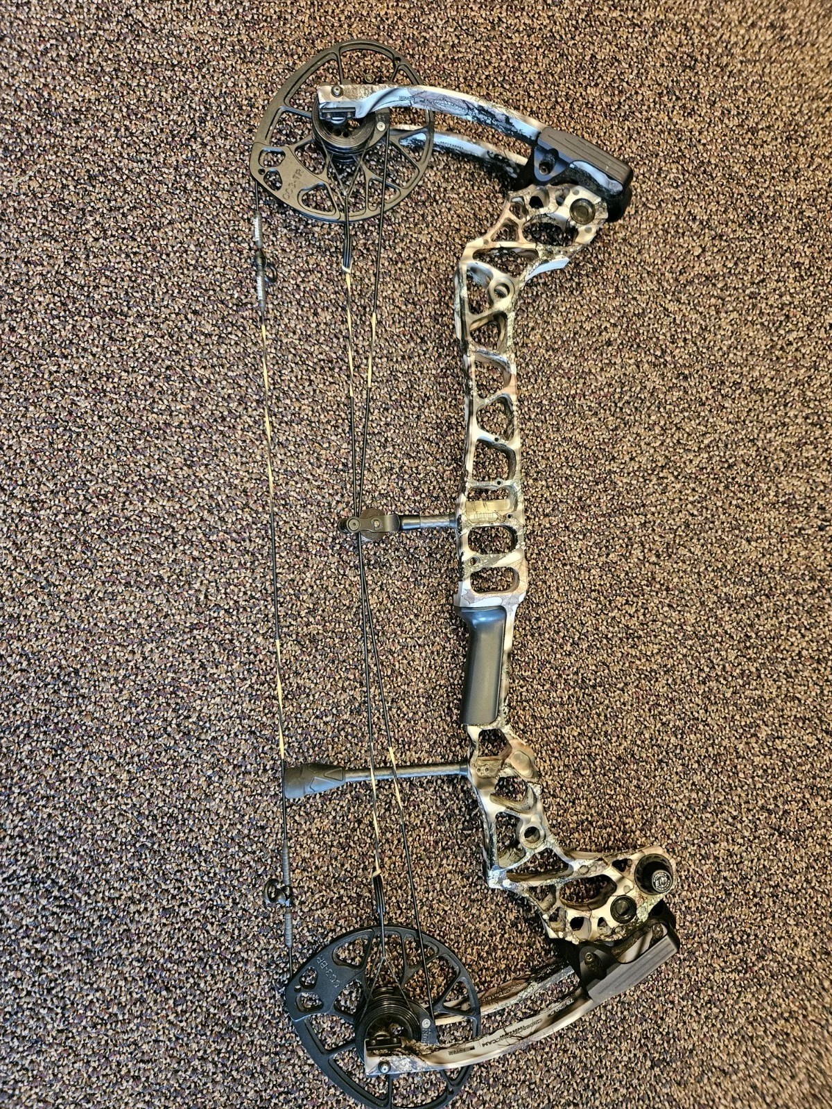Mathews Triax RH Compound Bow 70/29.5 Lost Camo XD New Threadz Strings