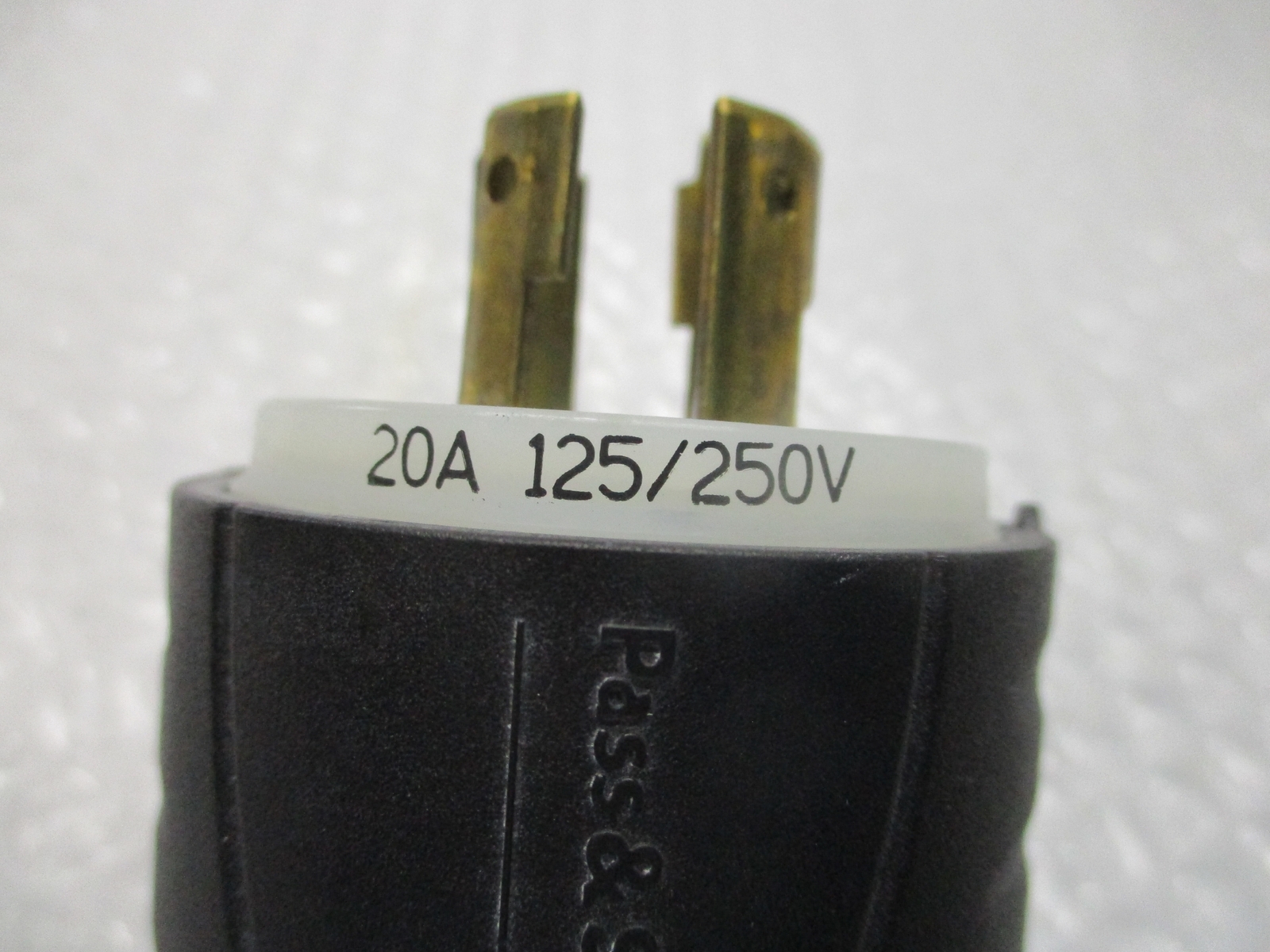 PASS & SEYMOUR L1420P PLUG NSNP