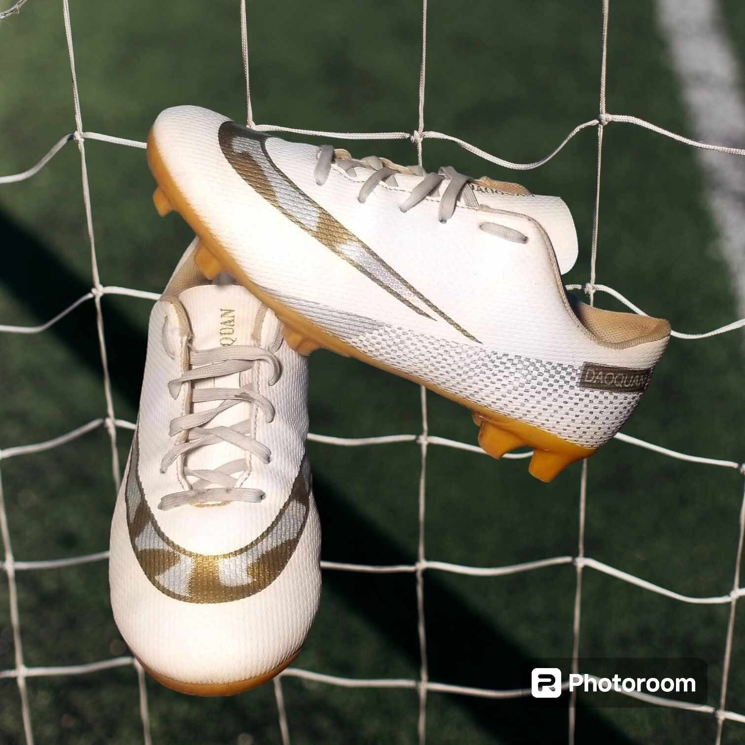 Daoquan Youth/Junior's Soccer/Football Cleats Big Kids Size 6. White/Gold.