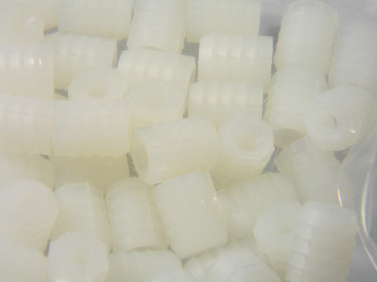 (100) 8 MM PLASTIC DOWEL INSERTS FOR BLUM HINGES
