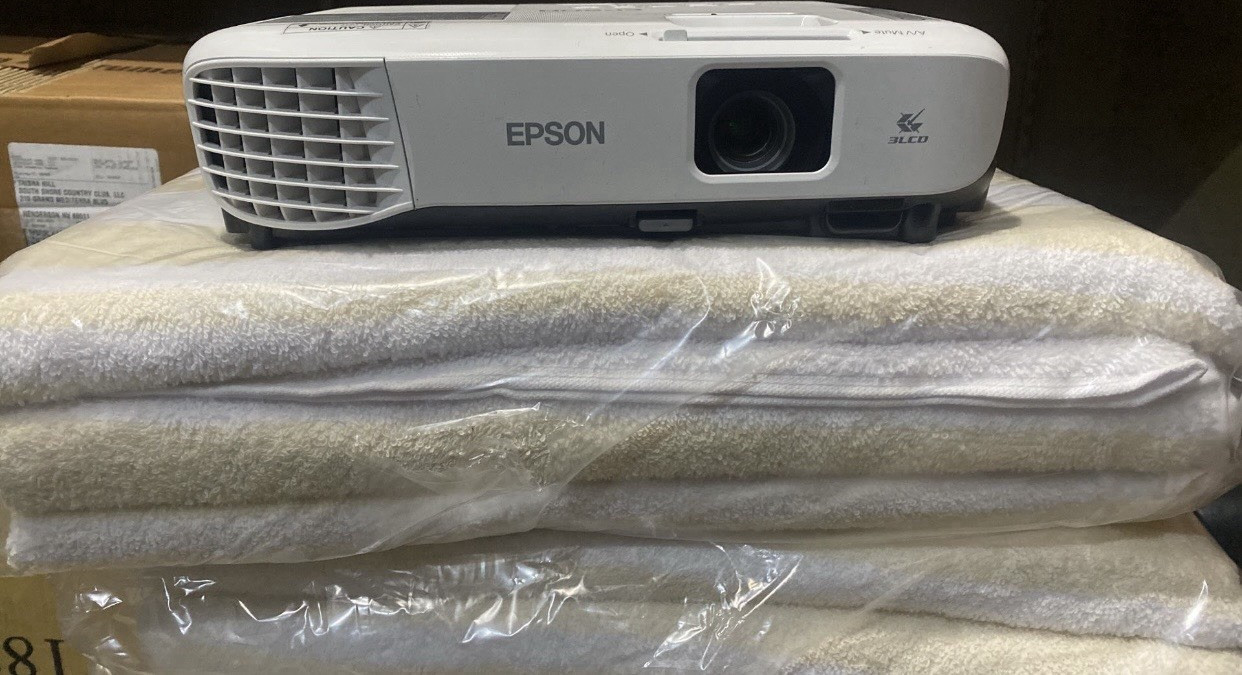 Epson VS250 3LCD White Projector 3200 Lumens HDMI VGA USB Speakers