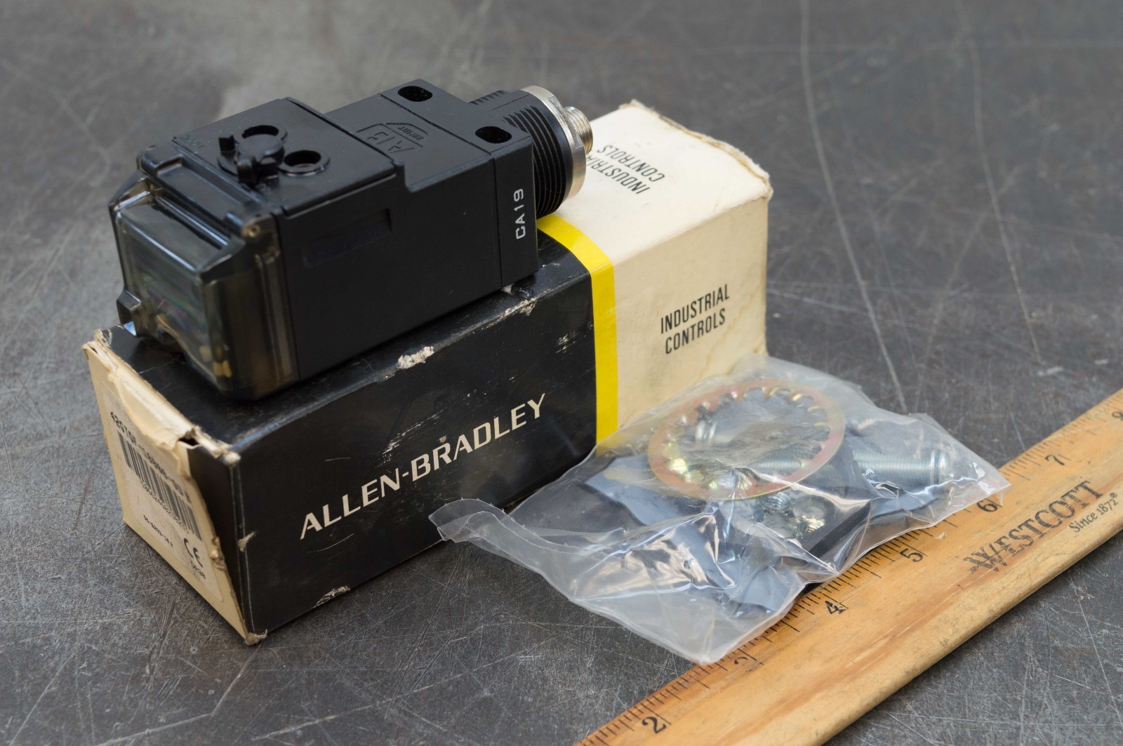 Allen Bradley AB 42GTGF-10000-QD PhotoSwitch 5 Pin NIB