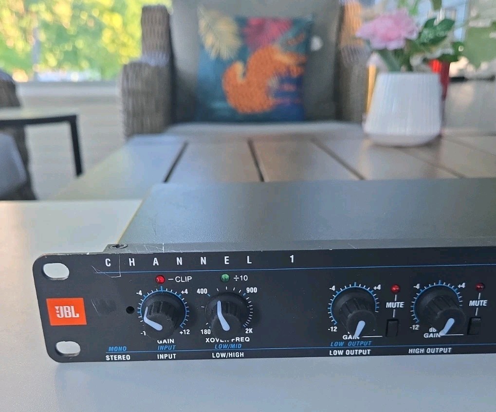 JBL M552 Stereo/Mono Electronic Crossover 2‑Channel Rackmount Pro Audio Processo