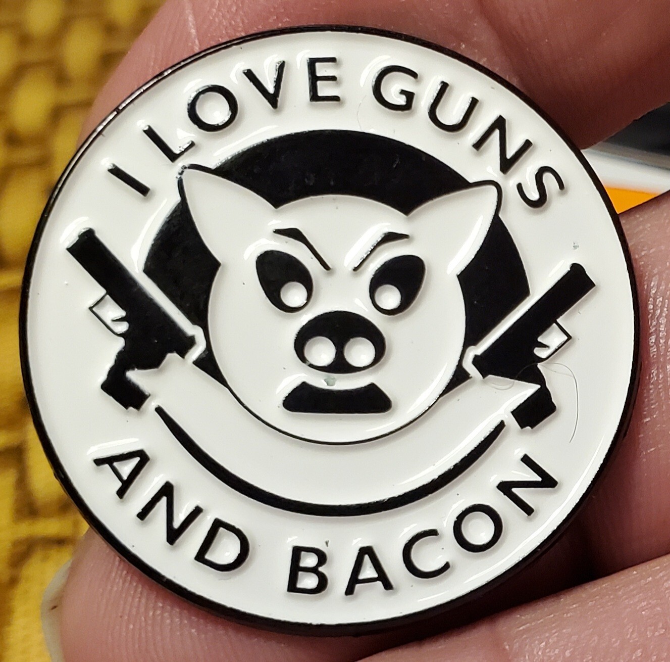 HUMOROUS ENAMEL PIN "I LOVE GUNS AND BACON" HAT PIN