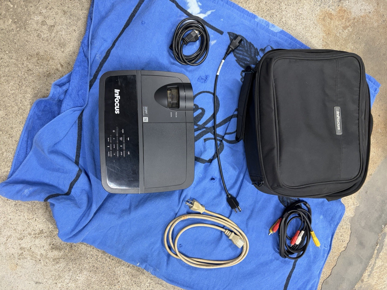 In Focus IN119HDx  HDMI DLP 3-D READY PROJECTOR & CARRY CASE